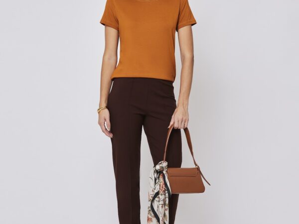 Como Combinar Blusas Lisinhas para Criar Looks Elegantes e Atuais?