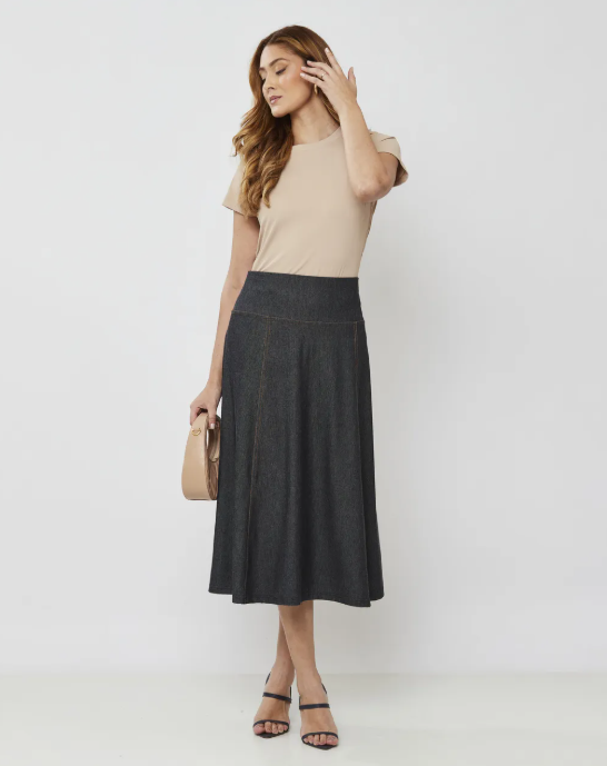 Saia ou Calça: Como Criar Looks Clássicos que Nunca Saem de Moda?